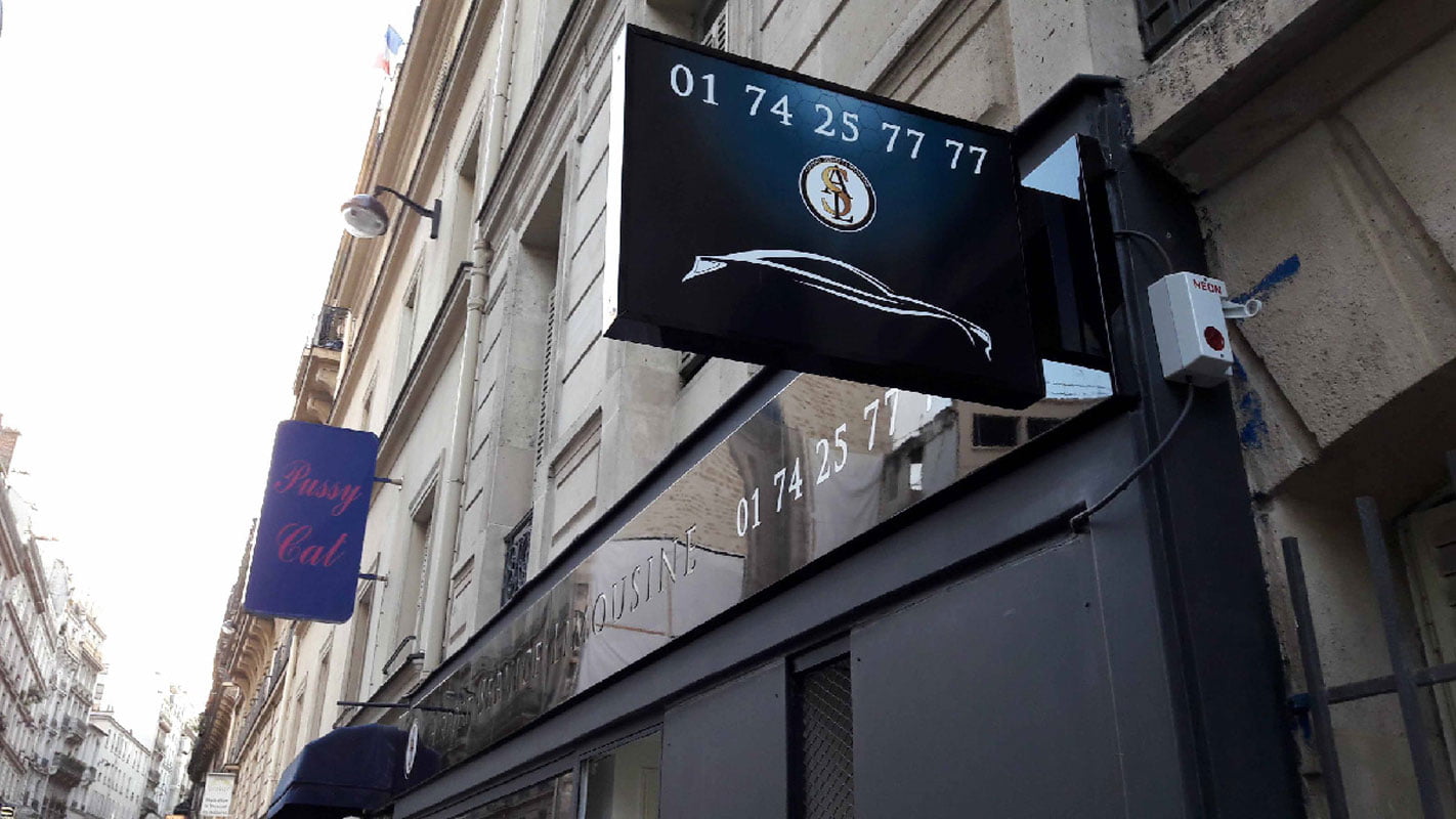 enseigne-drapeau-perpendiculaire-en-caisson-plat-double-face-1